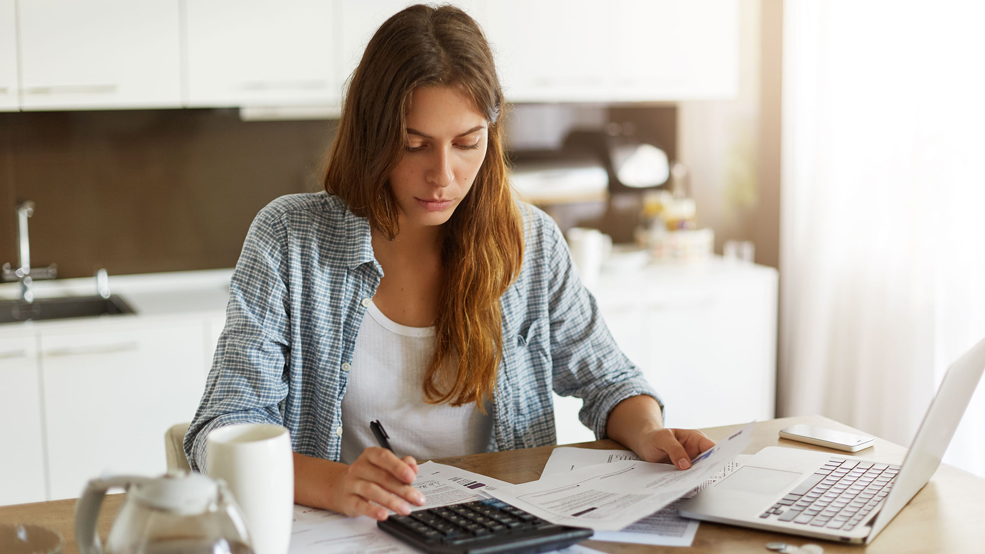 Jeune femme remplissant sa déclaration d impôts en Suisse sur ordinateur