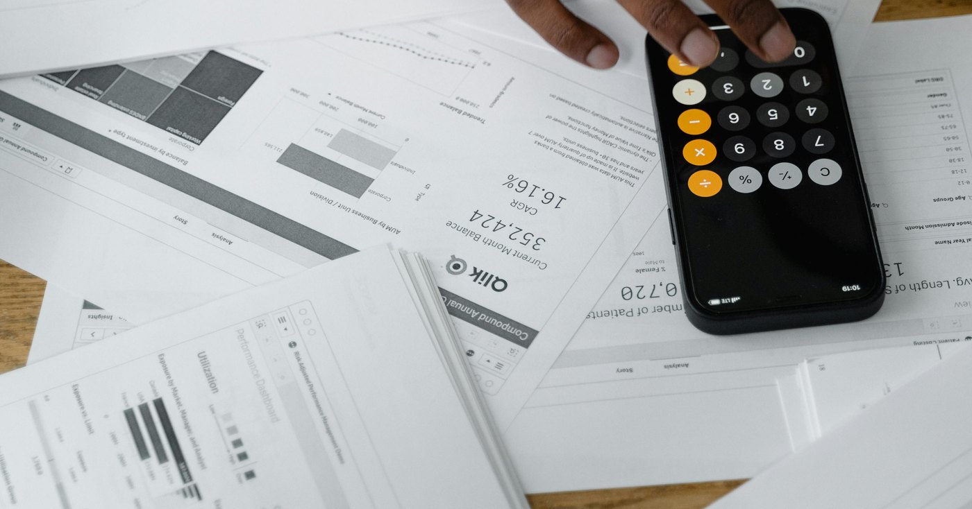 Calculatrice et documents d'assurance sur une table, pour calculer si une assurance complémentaire vaut le coup en Suisse