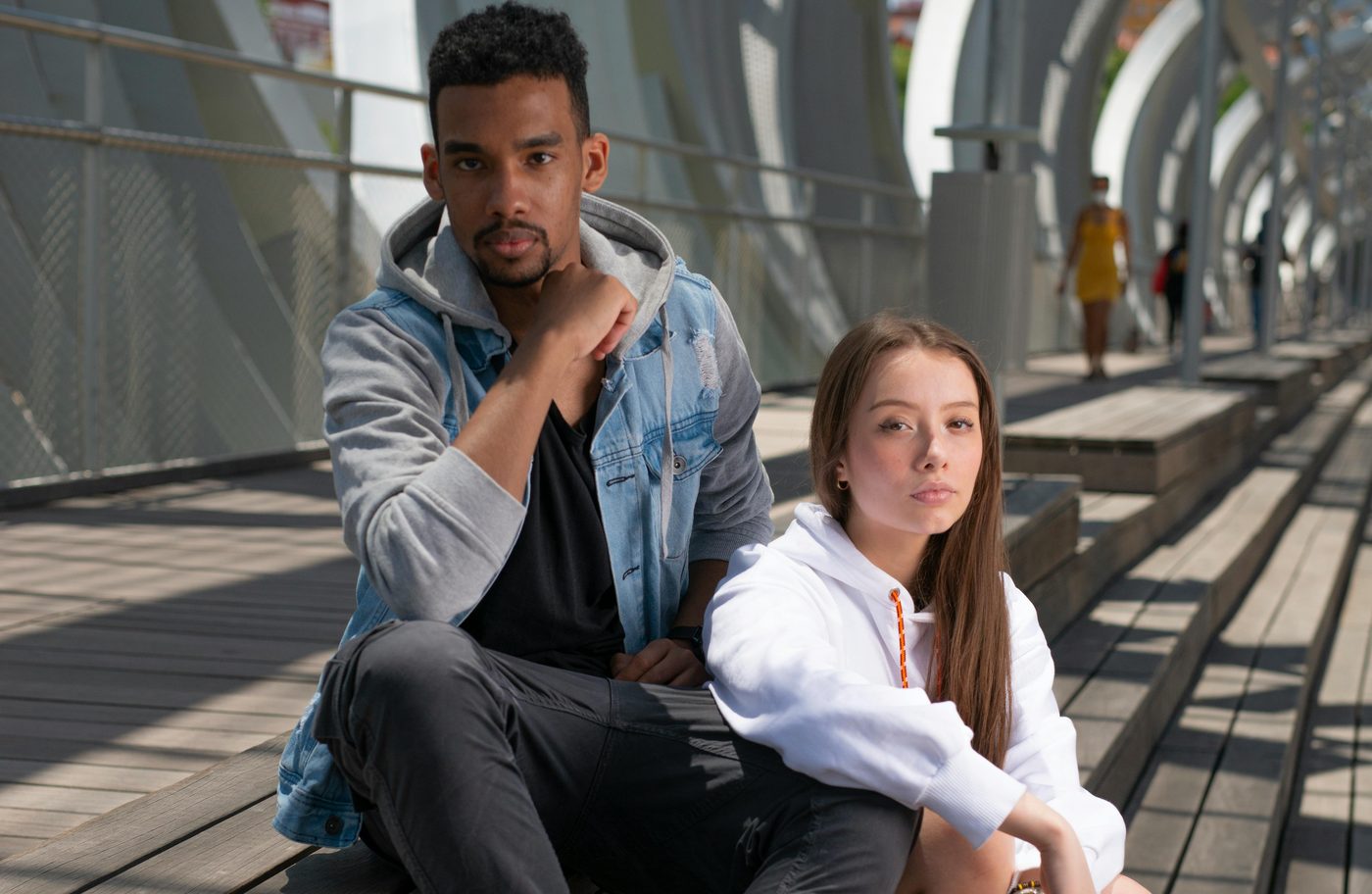 Deux jeunes adultes assis dehors, illustrant le choix de l assurance maladie LAMal quand on est jeune en Suisse