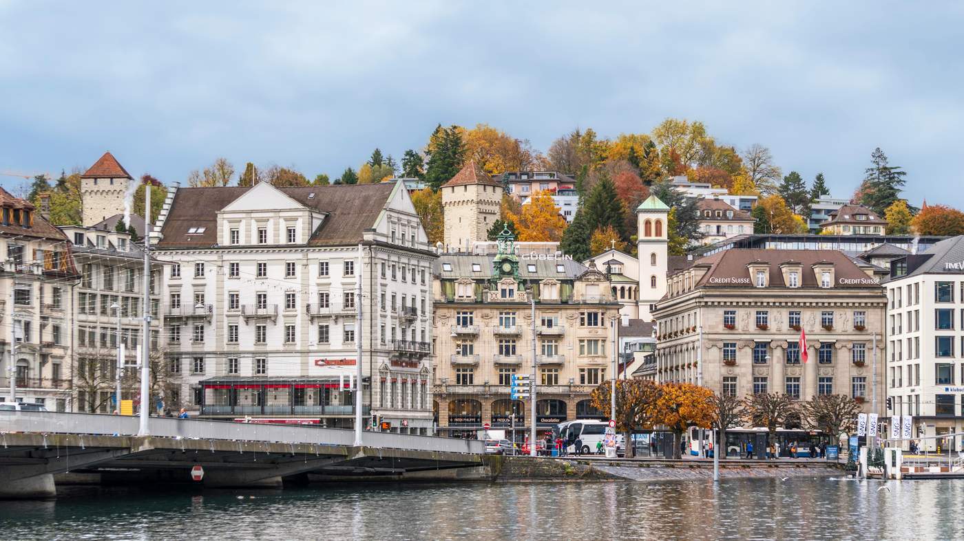 Vue d'une ville suisse au bord de l'eau, illustrant un changement de canton en Suisse