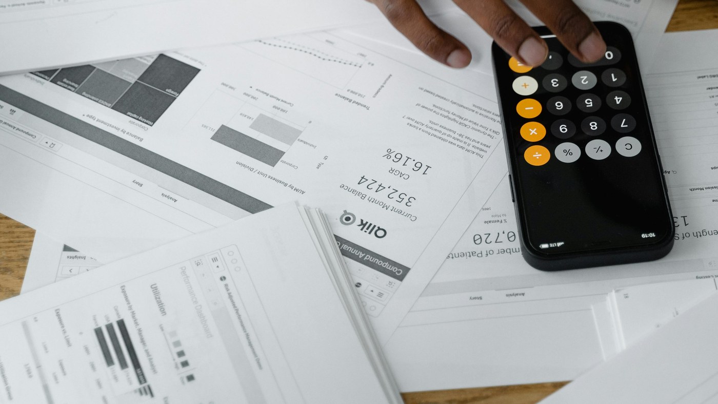 Documents fiscaux et calculatrice sur un bureau, pour remplir sa premiere declaration d'impots en Suisse