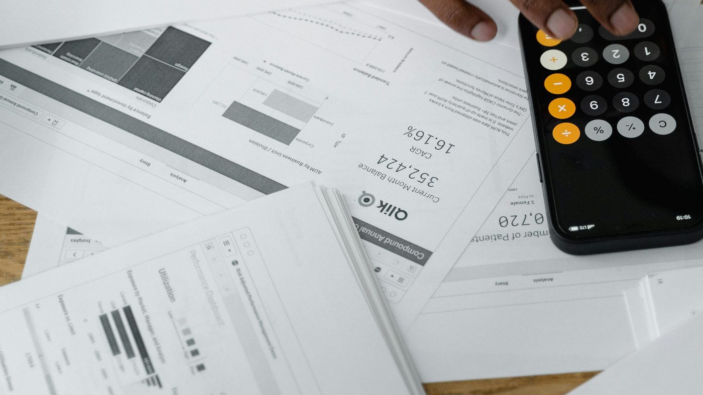 Documents et calculatrice sur un bureau pour remplir sa declaration d'impots suisse soi-meme